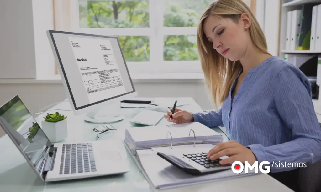 Gestora trabajando con portátil, calculadora y documentos: asesoría que recibe la información de sus clientes lista para revisar