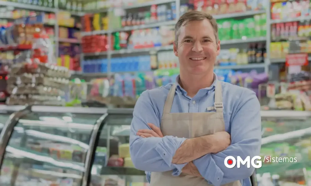 Comerciante en su tienda de alimentación, un negocio que puede usar OMG Sistemas